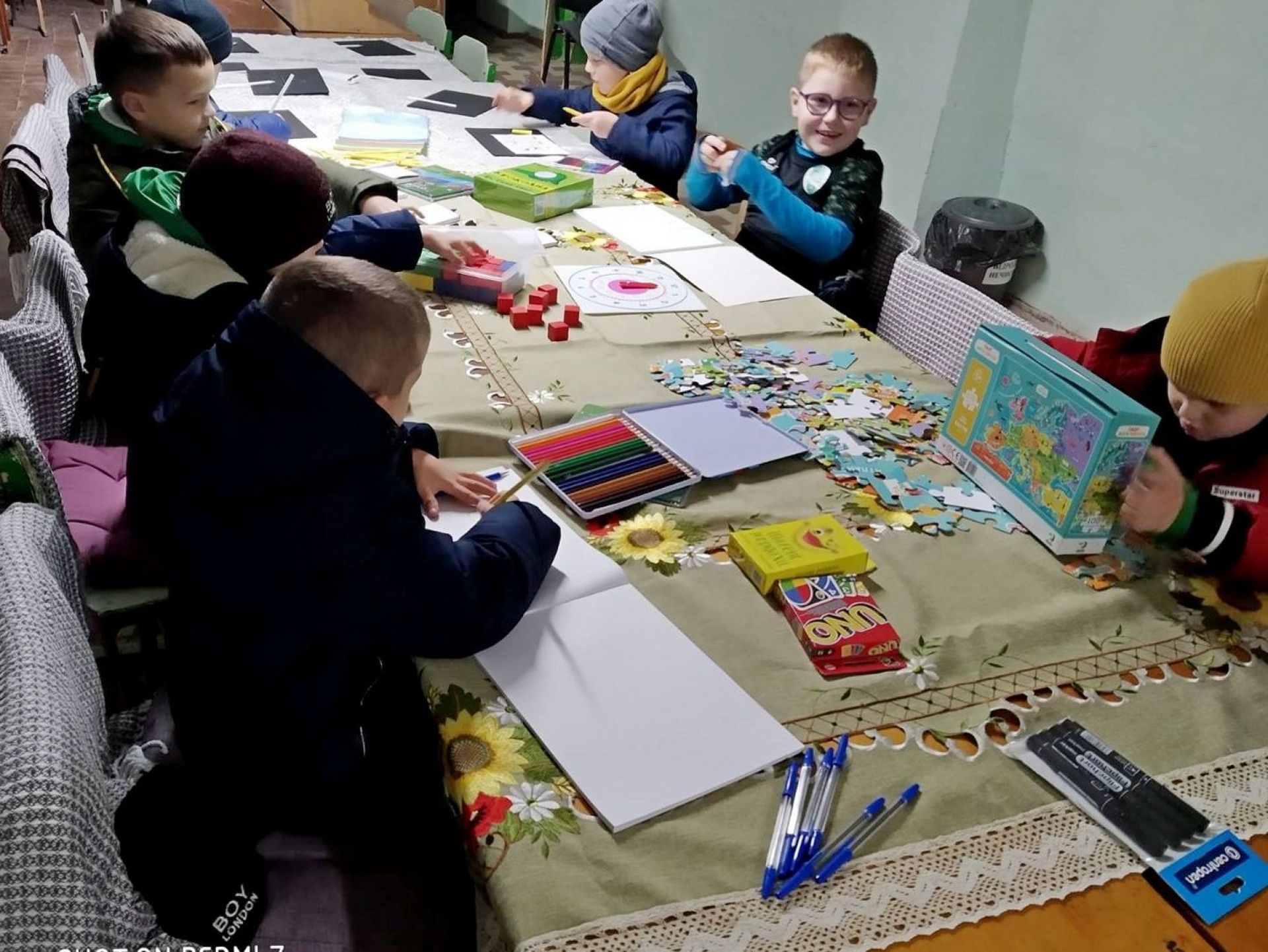 Діти малюють у шкільному укритті під час повітряної тривоги Діти малюють у шкільному укритті під час повітряної тривоги