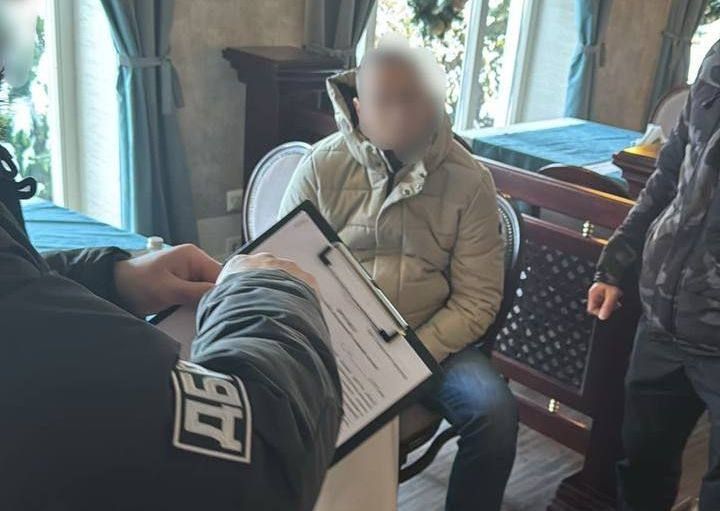 Митник мав не помічати будівельних товарів, й пропускали їх як гуманітарку. Фото: Офіс генпрокурора Митник мав не помічати будівельних товарів, й пропускали їх як гуманітарку. Фото: Офіс генпрокурора