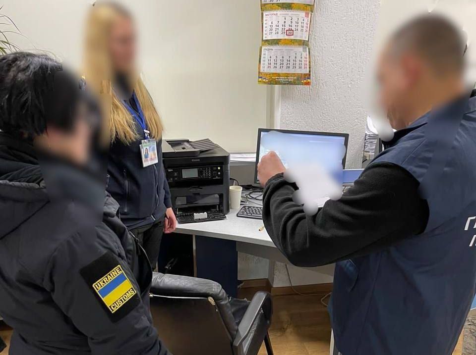 Митника упіймали на хабарі у 38 тисяч доларів. Фото: Офіс Генпрокурора Митника упіймали на хабарі у 38 тисяч доларів. Фото: Офіс Генпрокурора