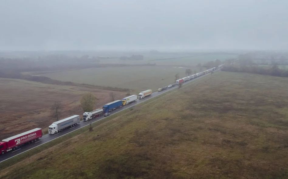 Довжелезні черги на кордонх з Україною Довжелезні черги на кордонх з Україною