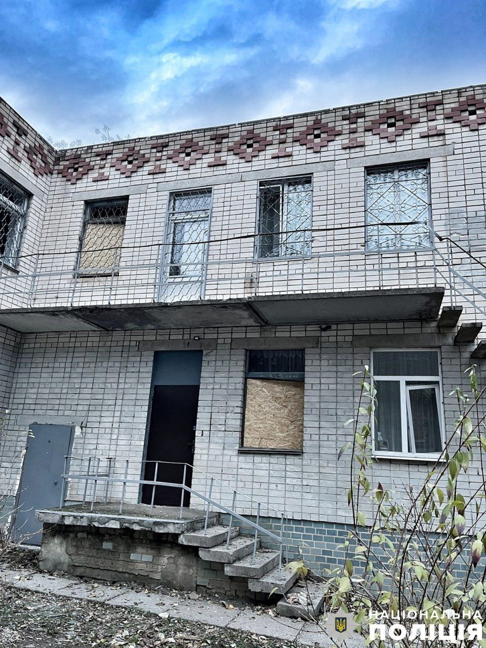 Снарядами пошкоджені 2 навчальні заклади у Херсоні. Фото: Нацполіція Херсонської області Снарядами пошкоджені 2 навчальні заклади у Херсоні. Фото: Нацполіція Херсонської області