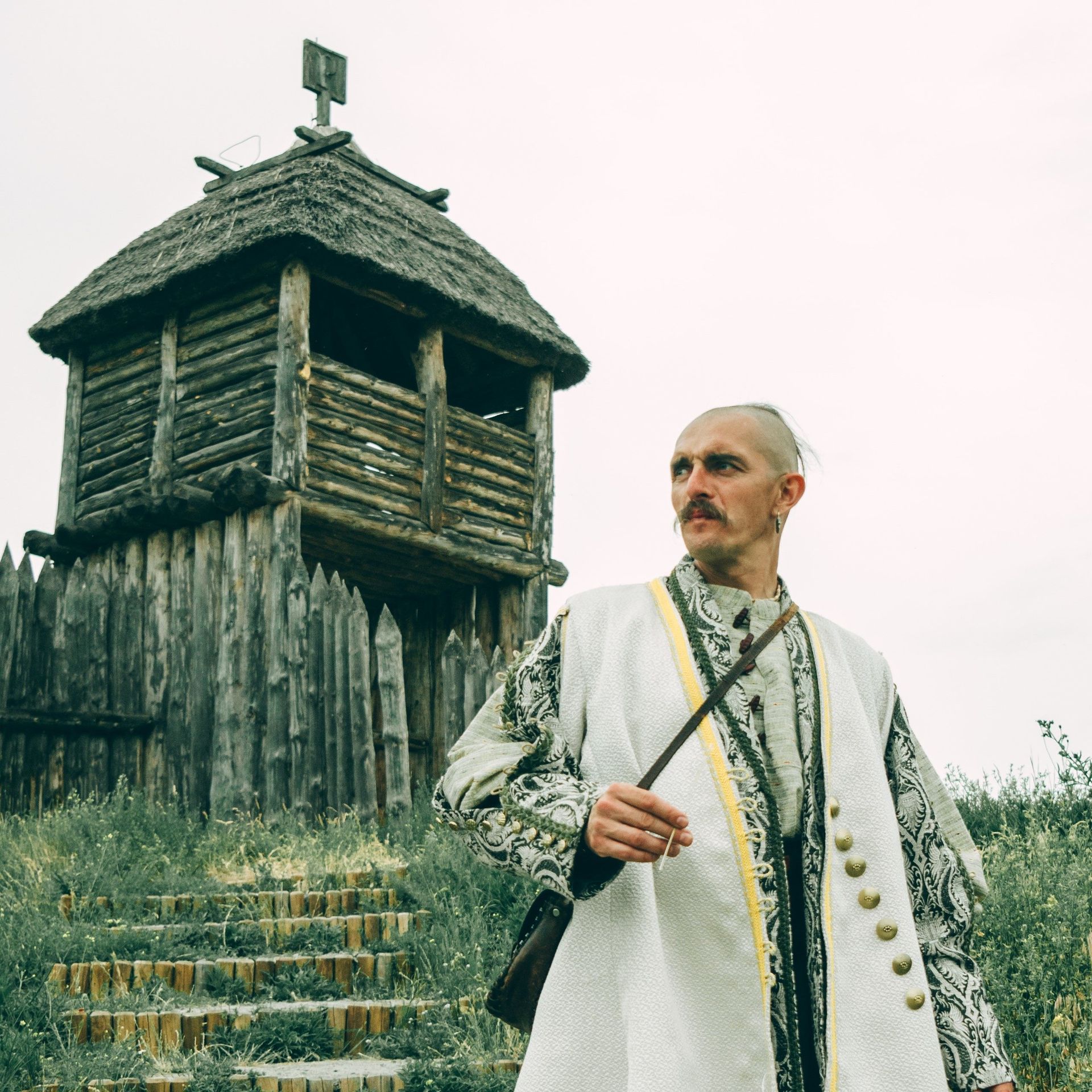 Живу за козацькими звичаями багато років. Живу за козацькими звичаями багато років.