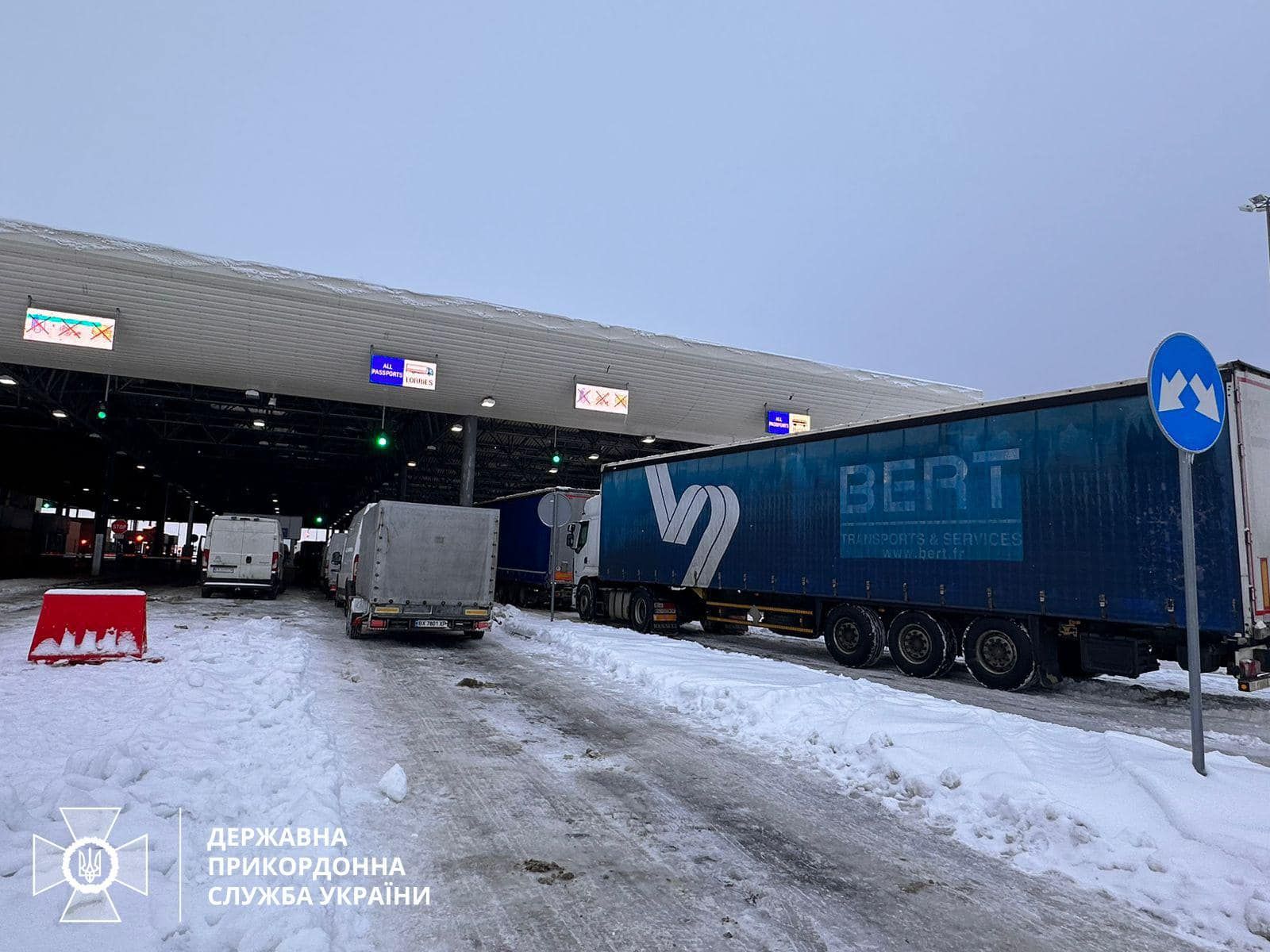 Очередь грузиков на ЧП "Угринов-Долгобычев". Фото: ГНСУ Очередь грузиков на ЧП "Угринов-Долгобычев". Фото: ГНСУ