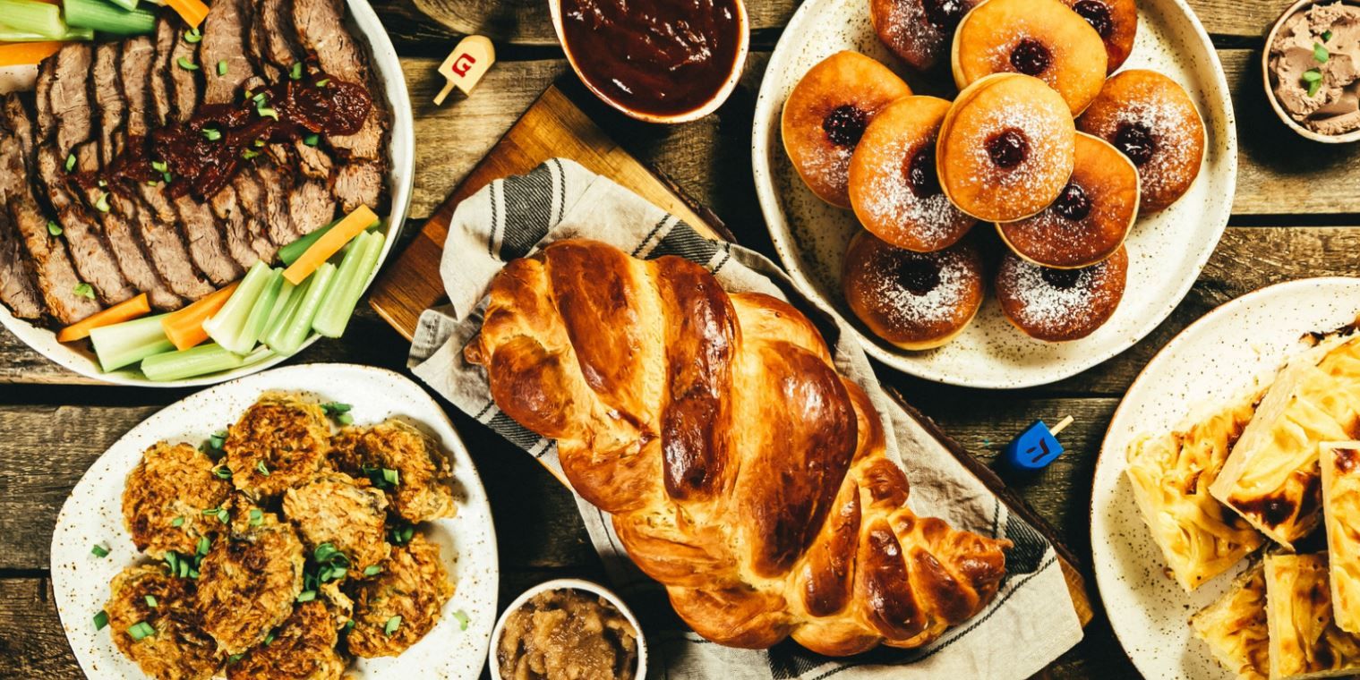 Иудеи на хануке готовят сдобу и блюда из мяса и сыра.