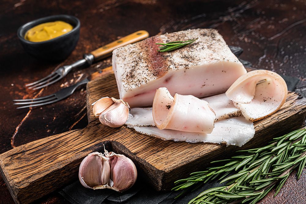 Во многих культурах сало традиционно использовали для улучшения вкуса блюд. Национальный день сала отмечает эти традиции и поощряет использование сала в современной кулинарии