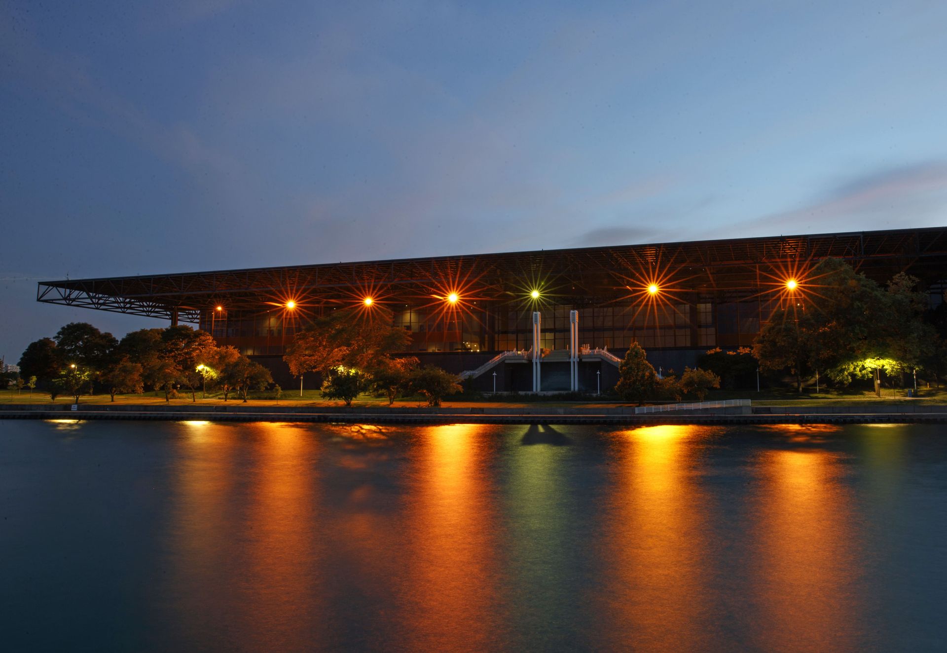 Вогні McCormick Place Lakeside Center вночі. Вогні McCormick Place Lakeside Center вночі.