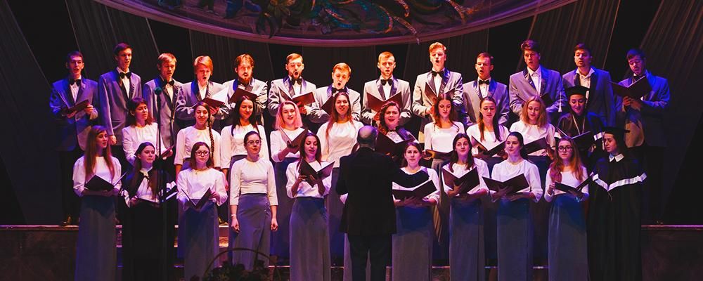 День хору дозволяє кожному поринути в атмосферу музики й співу, а ще привітати хористів з професійним святом