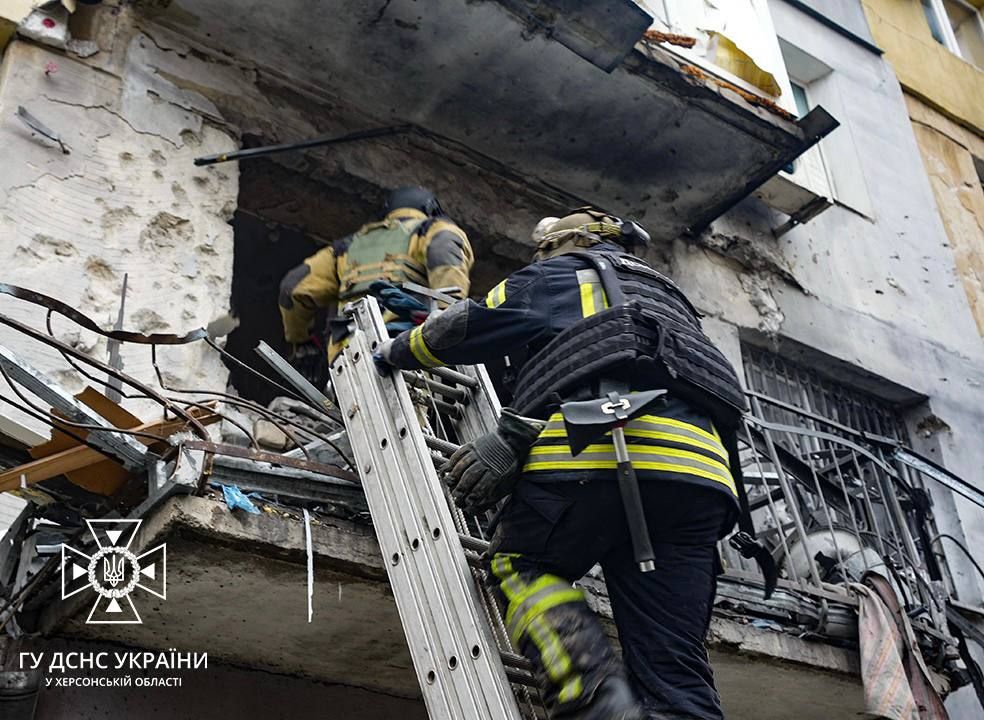 Атака на Херсон: российский снаряд попал в многоэтажку, есть пострадавшие 2