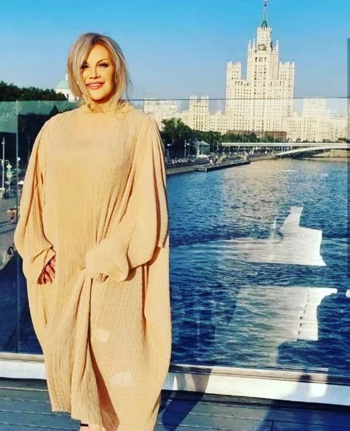 Влітку зрадниця залюбки фотографувалась в центріМоскви Влітку зрадниця залюбки фотографувалась в центріМоскви
