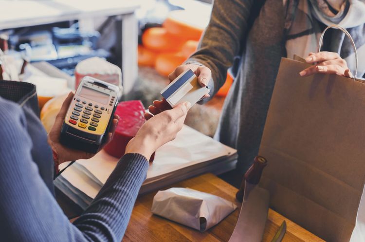 Это день, когда бизнес, клиенты и общины объединяются, чтобы выразить свою благодарность людям, которые служат основой индустрии розничной торговли