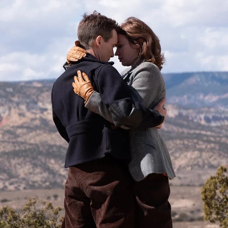 Емілі Блант та Кілліан Мерфі в фільмі "Оппенгеймер"