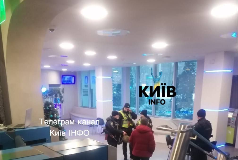 Поліція в офісі мобільного оператора Поліція в офісі мобільного оператора
