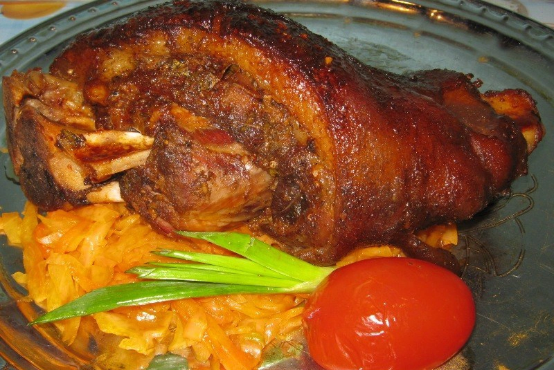 Рулка – это часть свиной тушки, точнее, часть ноги. Рулка – это часть свиной тушки, точнее, часть ноги.