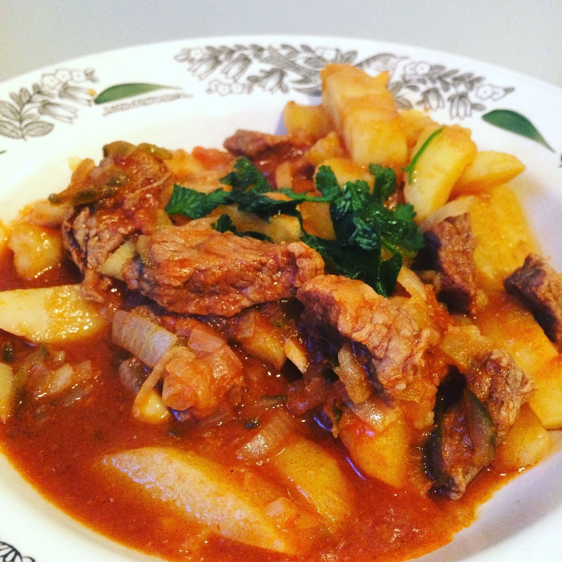 Азу по-татарски - сытное блюдо, которое готовили из баранины и тушеных овощей. В нашем рецепте мы заменили баранину говядиной. которая тоже прекрасна в этом блюде. Азу по-татарски - сытное блюдо, которое готовили из баранины и тушеных овощей. В нашем рецепте мы заменили баранину говядиной. которая тоже прекрасна в этом блюде.