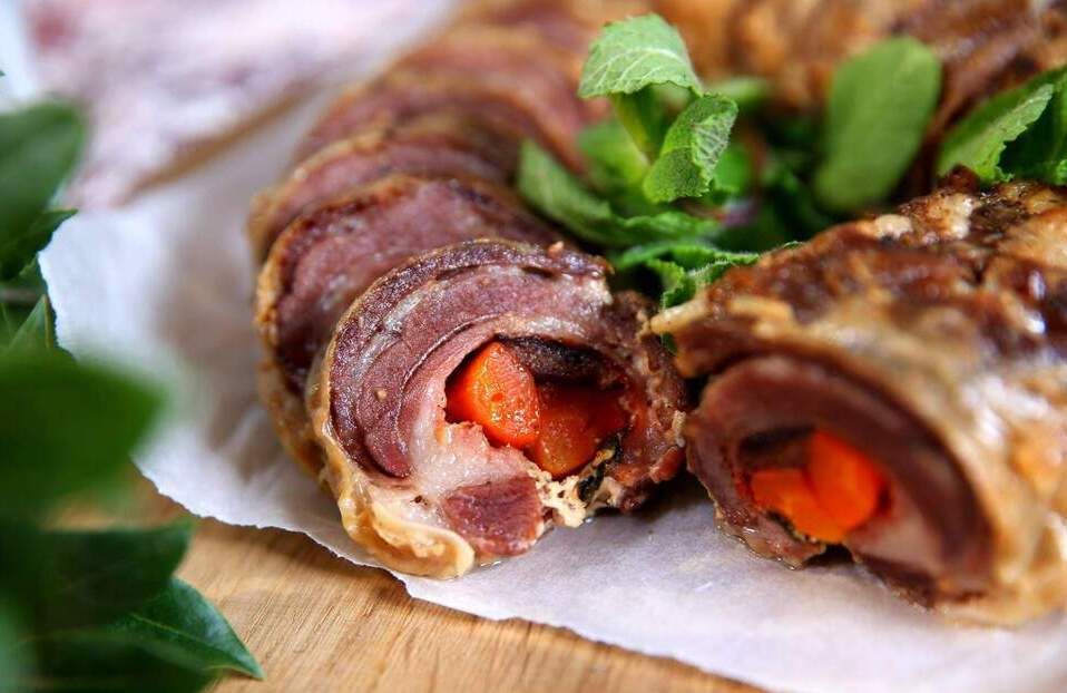 Сытный и пикантный рулет из баранины по-бессарабски Сытный и пикантный рулет из баранины по-бессарабски