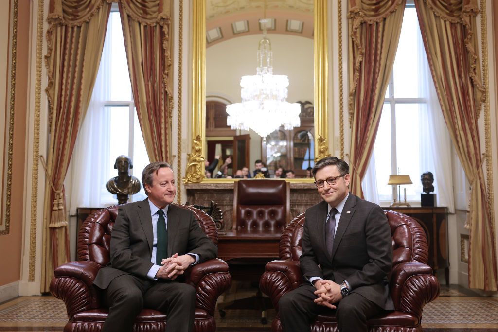 Председатель британского МИД Дэвид Камерон и пытается убедить Майка Джонсона в необходимости сохранения поддержки США. Фото: Getty Images Председатель британского МИД Дэвид Камерон и пытается убедить Майка Джонсона в необходимости сохранения поддержки США. Фото: Getty Images