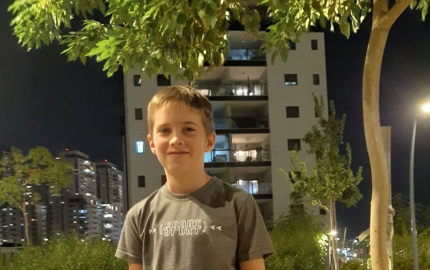 8-річний Матвій грає через месенджер із друзями, які залишилися в Харкові в допомогу ЗСУ. Фото: Аліна Гер, Інформатор