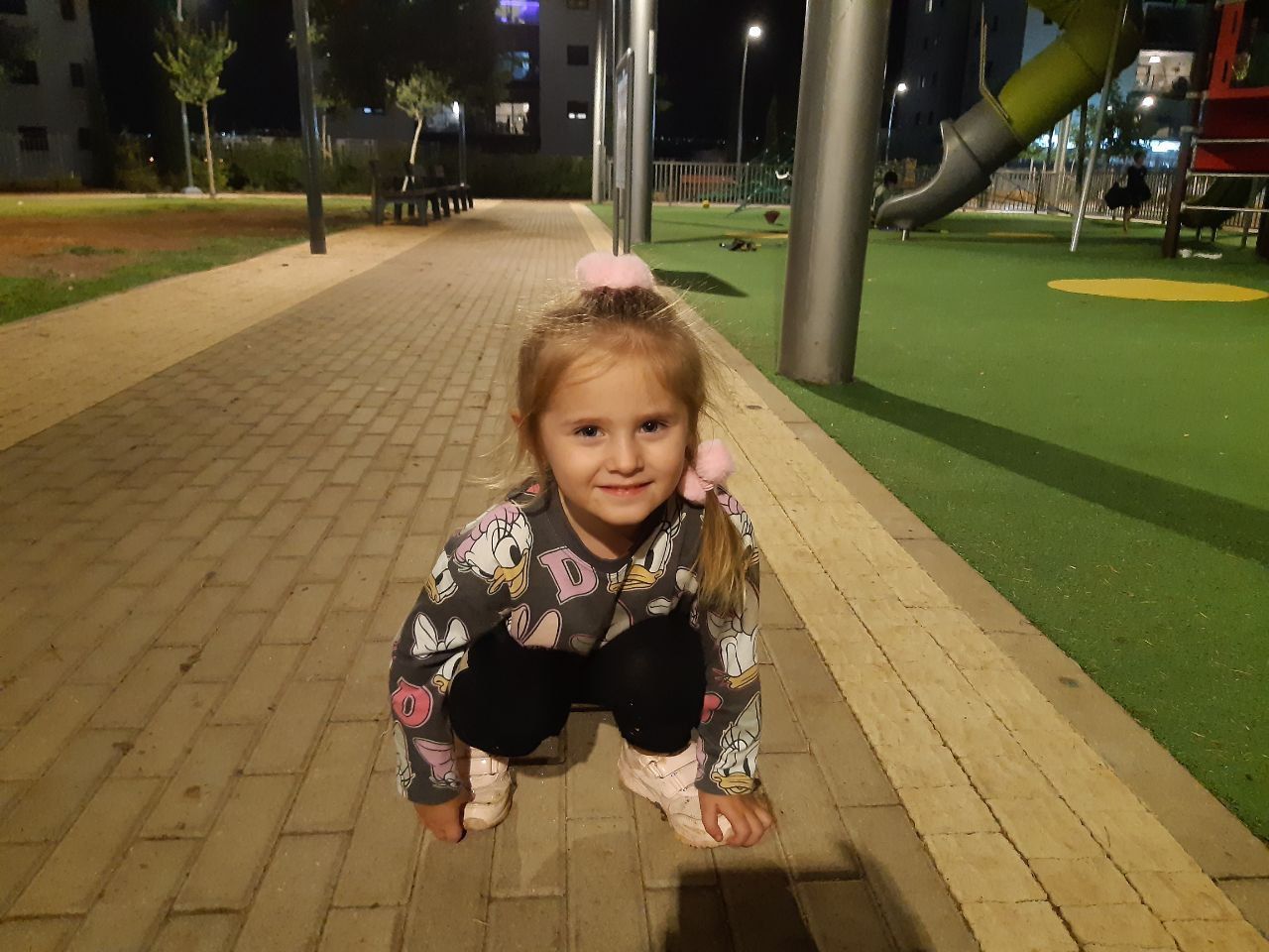 Одна з близнючок грається в Цева Адом і б'ється головою об стінку. Фото: Аліна Гер, Інформатор