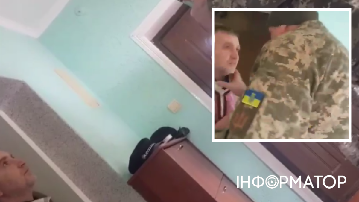 Співробітники ТЦК вручають повістку священнику