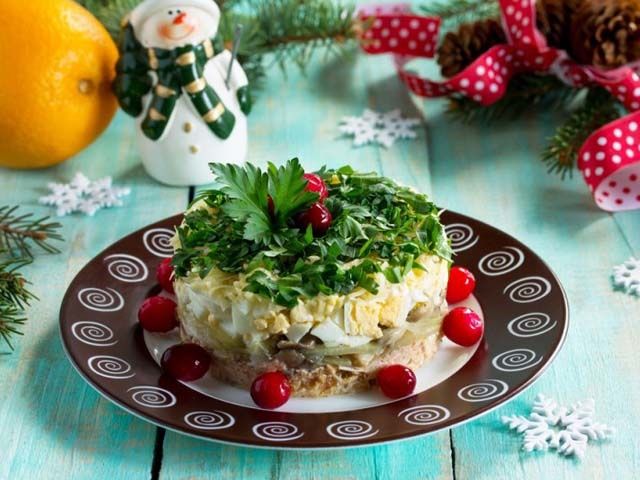 Шпроты на Новый год - ингредиент незаменим, согласитесь! Но интереснее сделать из нмы любимый салат, чем просто привычно подать на пиале.