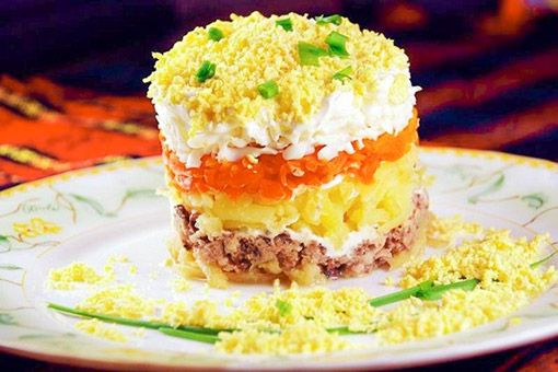 Шпроты – новогодний ингредиент, однако сделать с ними любимый салат куда интереснее, чем просто выложить их на пиалу.