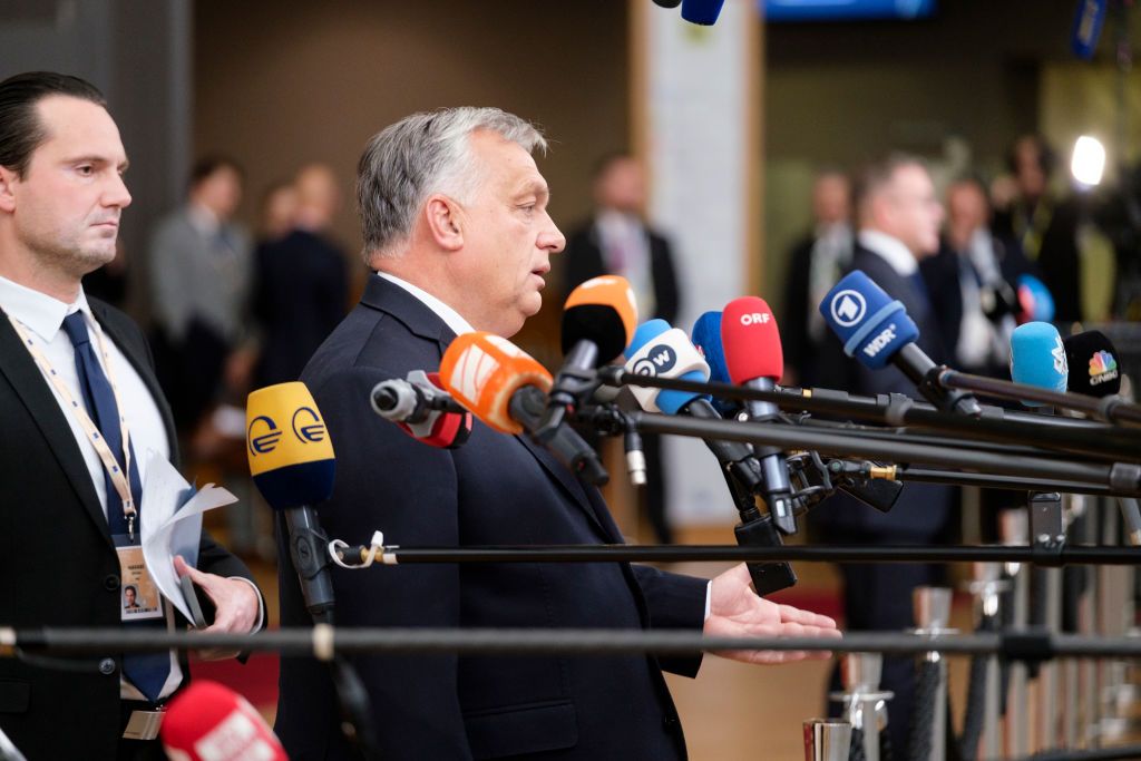 На саміті Віктор Орбан купається в увазі журналістів та лідерів ЄС. Фото: Getty Images