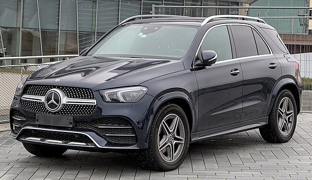 Депутат не прочь поездить на дорогих автомобилях Депутат не прочь поездить на дорогих автомобилях
