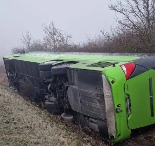 ДТП з українцями у Словаччині: на гірському перевалі перекинувся автобус, постраждали діти - фото 1