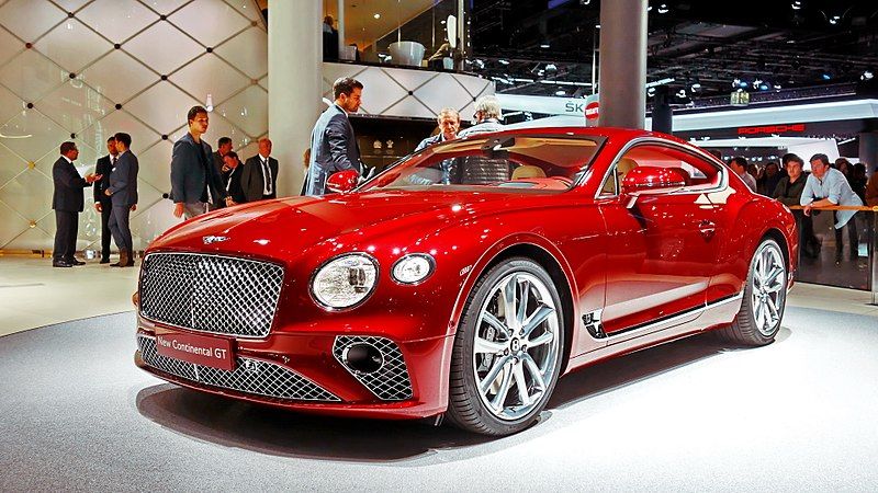 Депутат разбирается в элитных автомобилях Депутат разбирается в элитных автомобилях