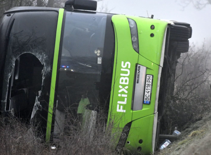 Автобус слетел с дороги в кювет Автобус слетел с дороги в кювет