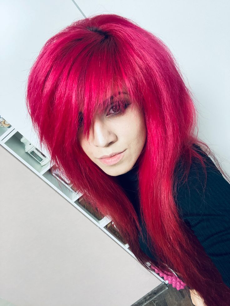 Мода емо — це більше, ніж просто спосіб одягатися, це форма самовираження. У День емо люди часто одягаються в типовий одяг емо, який включає вузькі джинси, обтягуючі футболки та шиповані ремені