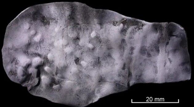 На табличці було вигравіровано прокляття На табличці було вигравіровано прокляття