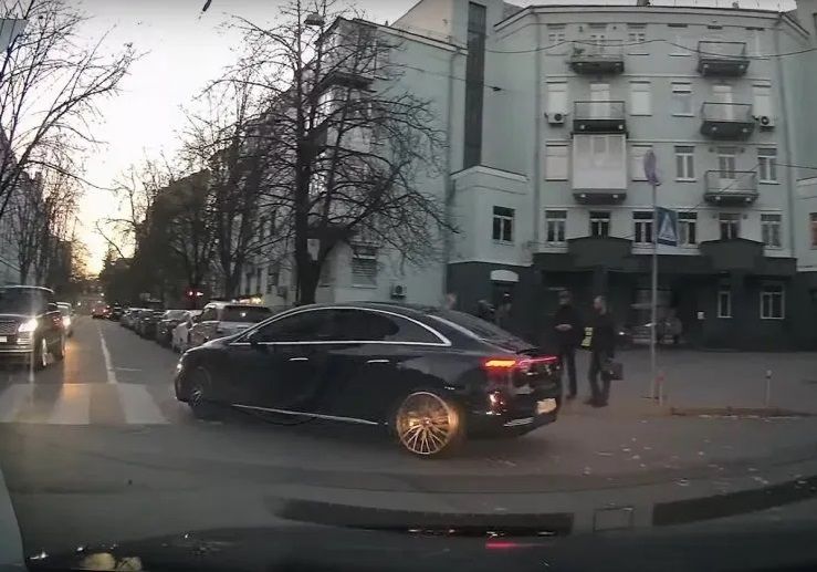 На таком автомобиле заметили нардепа Ивченко. Фото – сайт УП. На таком автомобиле заметили нардепа Ивченко. Фото – сайт УП.