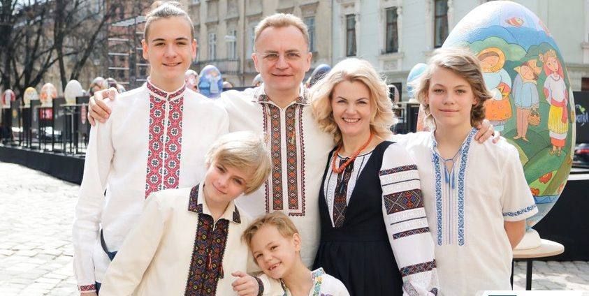 Андрей Садовый с супругой и детьми Андрей Садовый с супругой и детьми