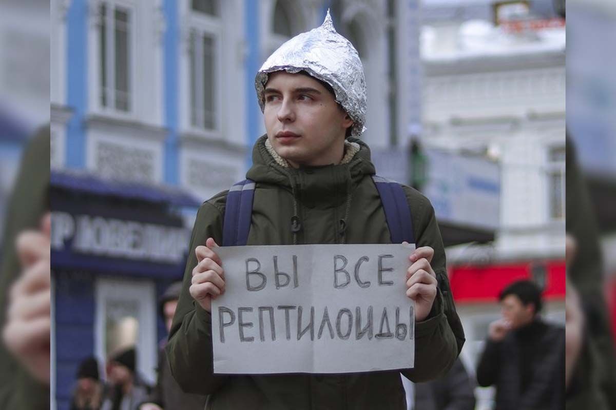 Парень на пикете против рептилоидов в Екатеринбурге задержала милиция. Фото из открытых источников Парень на пикете против рептилоидов в Екатеринбурге задержала милиция. Фото из открытых источников