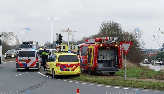 У Нідерландах українець втопив в озері спорткар Porsche з патріотичним забарвленням – фото 1