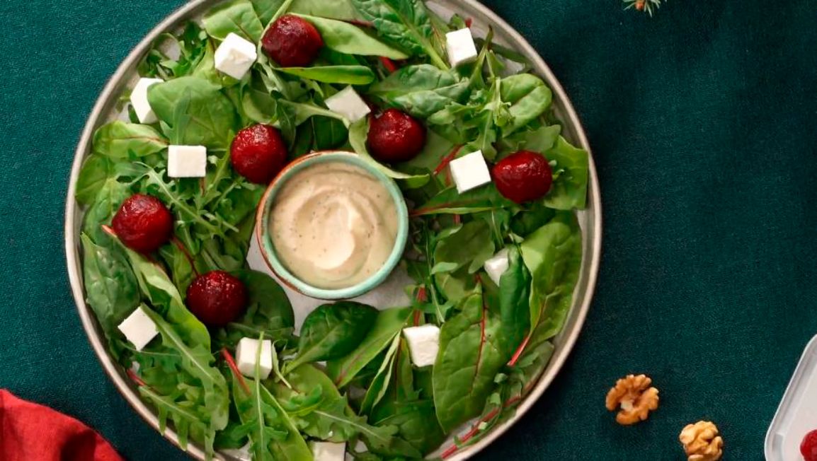 Салат "Рождественский венок" буквально напоминает новогоднее украшение из можжевельника! Салат "Рождественский венок" буквально напоминает новогоднее украшение из можжевельника!