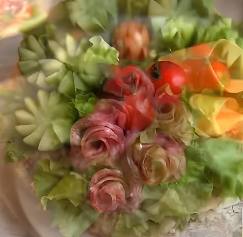 Этот вариант салата "Наполеон" также имеет ну очень уж праздничный вид, ведь это салат-пирог!