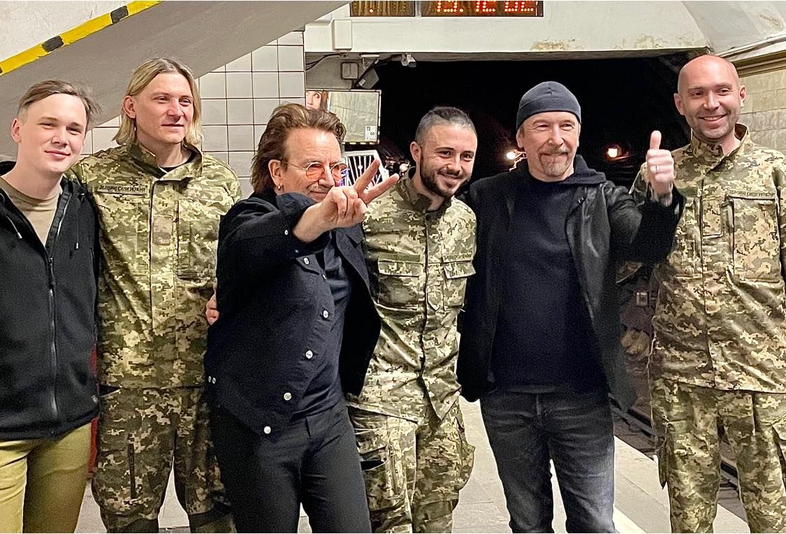 Боно сделал необычный подарок. Боно сделал необычный подарок.