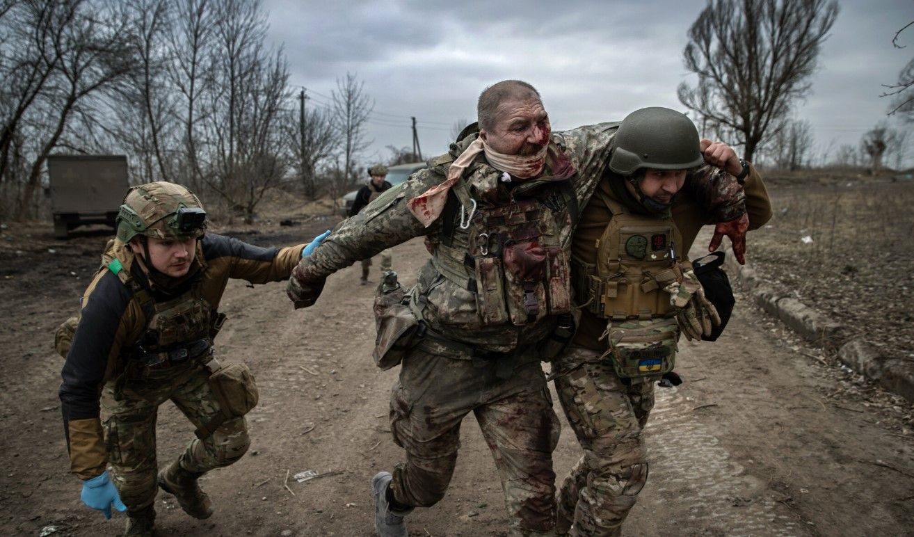 Эвакуация бойца, получившего ранение Эвакуация бойца, получившего ранение