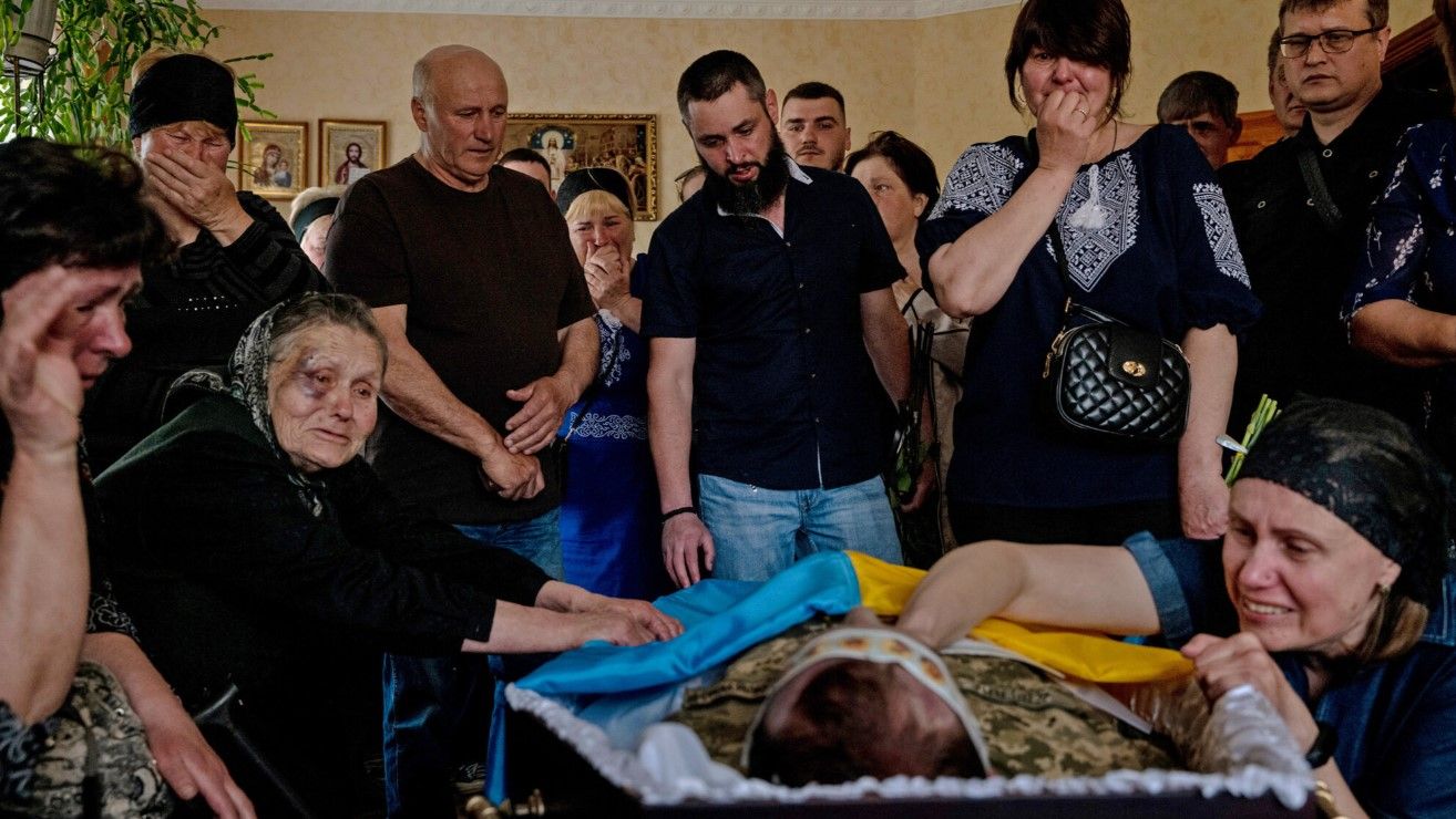 Близкие и друзья провожают погибшего героя в засветы Близкие и друзья провожают погибшего героя в засветы