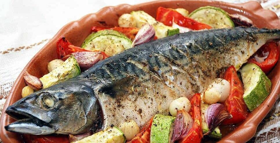Під час запікання скумбрії контролюйте стан продуктів в духовці, час від часу заглядаючи туди! Під час запікання скумбрії контролюйте стан продуктів в духовці, час від часу заглядаючи туди!