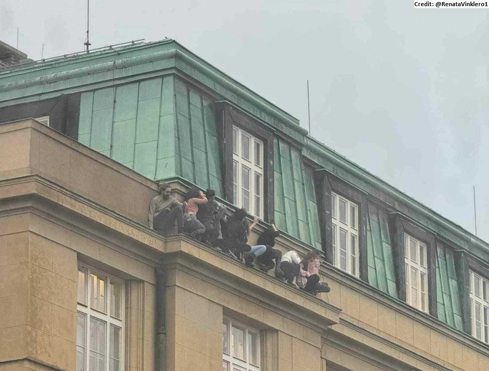 Студенты прячутся от нападающего Студенты скрываются от нападающего