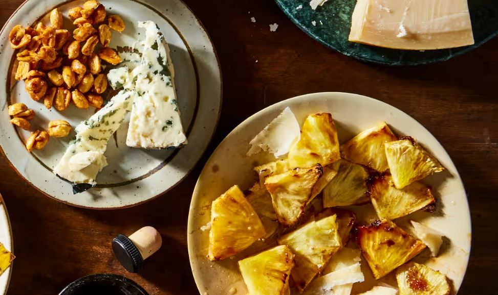 Цукаты из анананасов Они хорошо сочетаются с твердыми, сладкими и пикантными сырами, такими как пармезан.