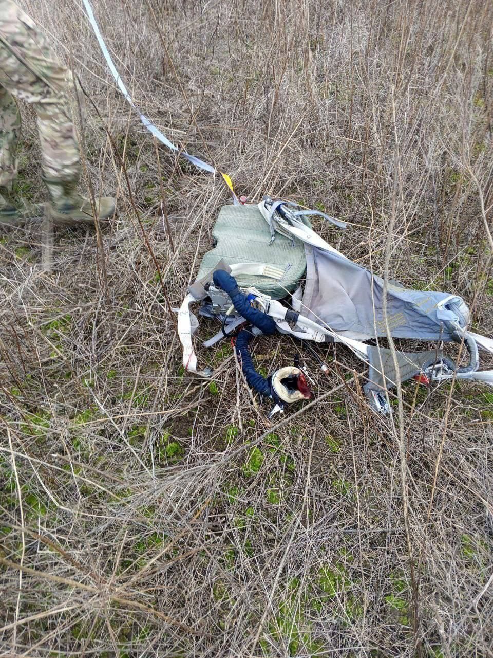 Залишки спорядження, з яким катапультувався один із пілотів Залишки спорядження, з яким катапультувався один із пілотів