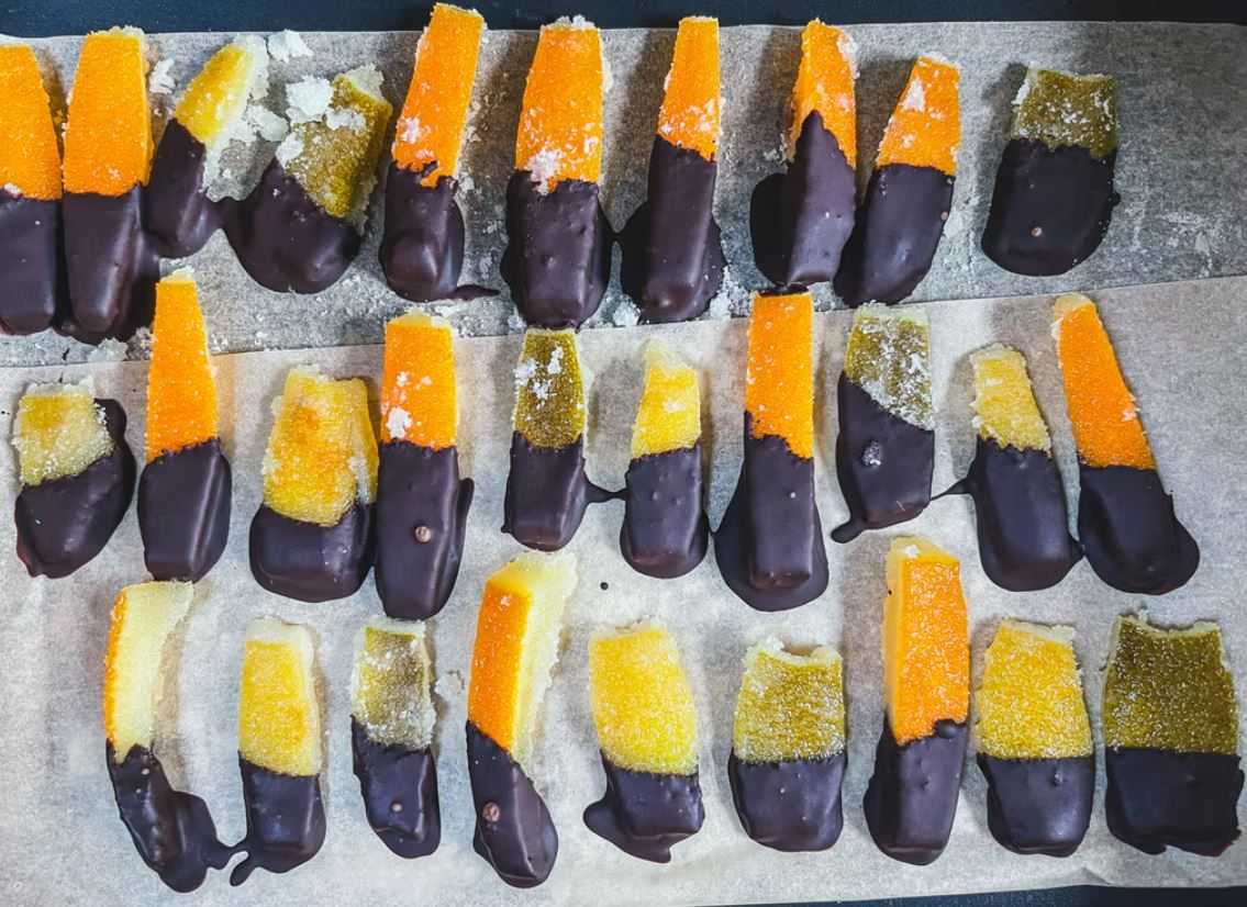 Засахаренные кожуры цитрусовых с шоколадной глазурью всегда хорошо смакуют в это время года.