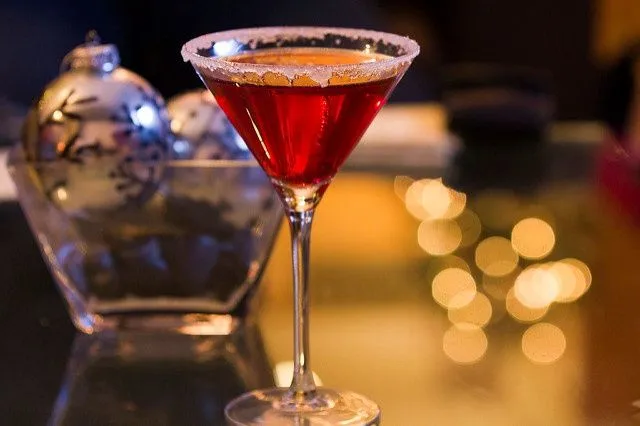 Друзья, праздники - праздниками, а алкоголь остается продуктом весьма опасным и коварным, так что знайте меру и празднуйте с умом! Друзья, праздники - праздниками, а алкоголь остается продуктом весьма опасным и коварным, так что знайте меру и празднуйте с умом!