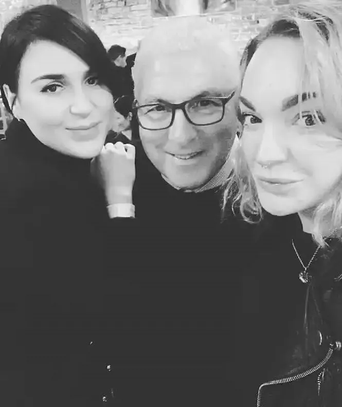 Митчел Уайнхаус с Наоми Перри и Катрионой Гурли Митчел Уайнхаус с Наоми Перри и Катрионой Гурли