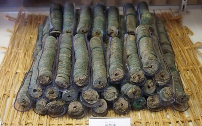 Якщо придивитися уважніше, то можна побачити квадратні отвори в середині монет, де їх могла скріпити нитка.