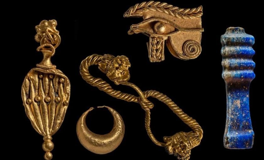 Колекція скарбів, знайдена всередині затонулого храму в Єгипті.